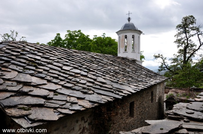 Изглед към църквата в Лещен