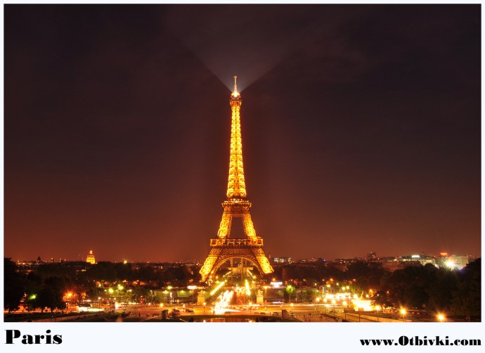 Айфеловата кула нощем
